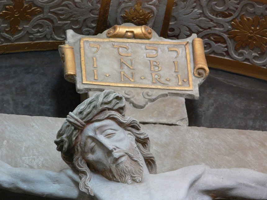 Detalle del acrónimo INRI («Jesús de Nazaret, rey de los judíos») escrito en tres lenguas (según el Evangelio de Juan 19, 20), en el pórtico occidental de la basílica de San Vito, Ellwangen, Alemania.