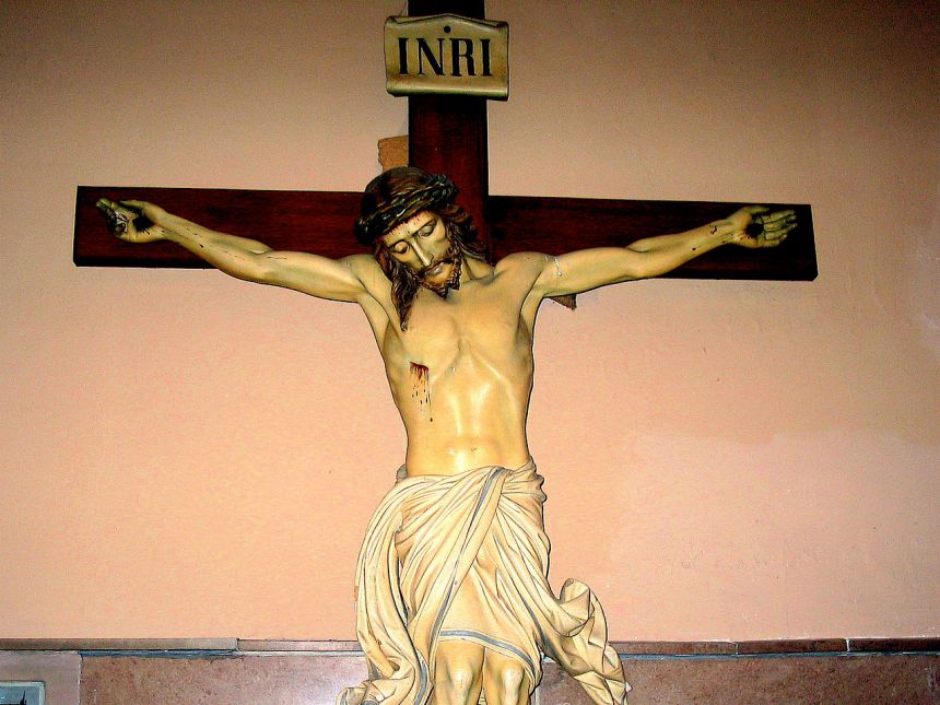 Imagen de Jesús crucificado con la inscripción INRI en la parte superior.